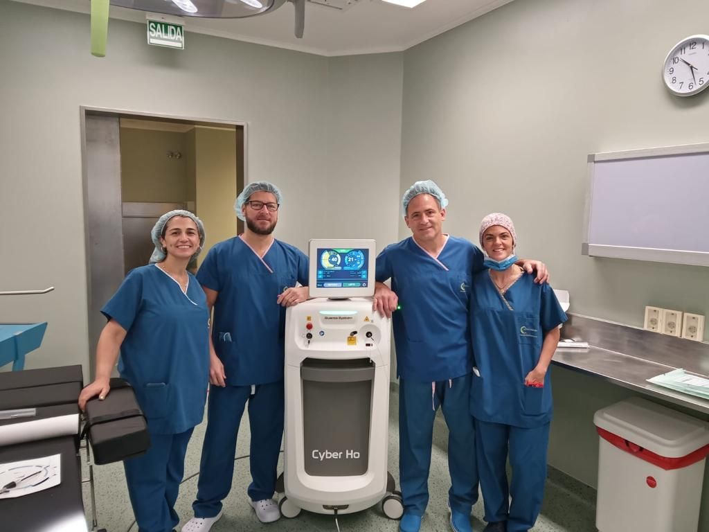 El Dr. Diego Paciel junto a integrantes del equipo técnico quirúrgico del Centro Médico de Salto