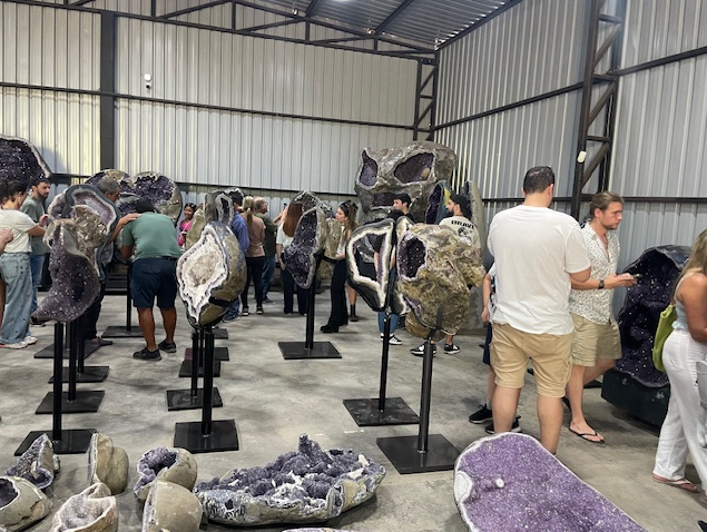 La belleza de la piedra preciosa, transformada por obra de la naturaleza en un artístico corazón. Una obra que Yico, de Safari Minero, de Artigas, destaca y propone admirar al visitar las canteras del catalán, donde existen los exclusivos yacimientos, que hoy se explotan y exportan a China, por valores millonarios en dólares. Algo digno de conocerse.- 