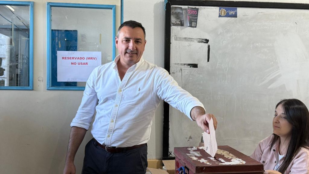 Carlos Albisu votó en la Escuela de Administración y Servicios de la UTU.