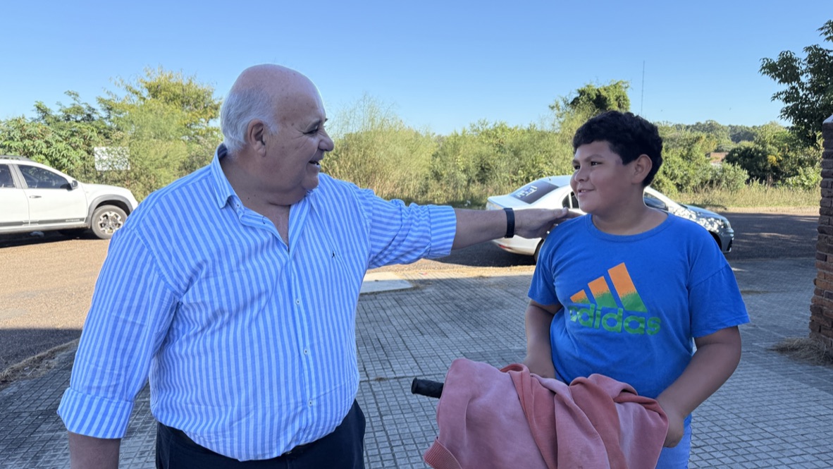 Blardoni saluda a un niño que se le acercó antes de ingresar al local de votación.