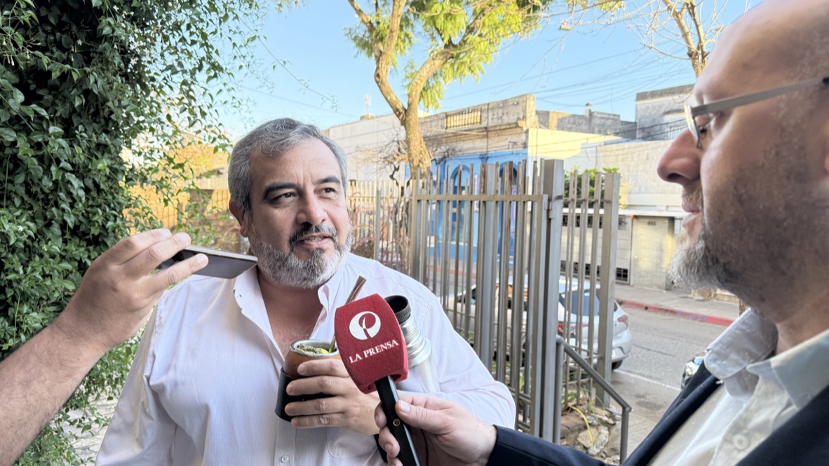 Diputado Dr Brum abordado por Jorge Pignataro de LA PRENSA