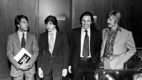 Dustin Hoffman y Robert Redford junto a los periodistas que interpretaron en "Todos los hombres del presidente": Carl Bernstein y Bob Woodward en 1970.