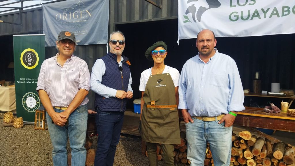 Derecha Fernando Burgueño junto a Alicia Patella y a la izquierda Rafael Burutaran organizador de Expo Sinergia